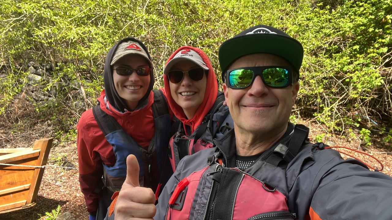 Guías y turistas listos para navegar en kayak en la Araucanía